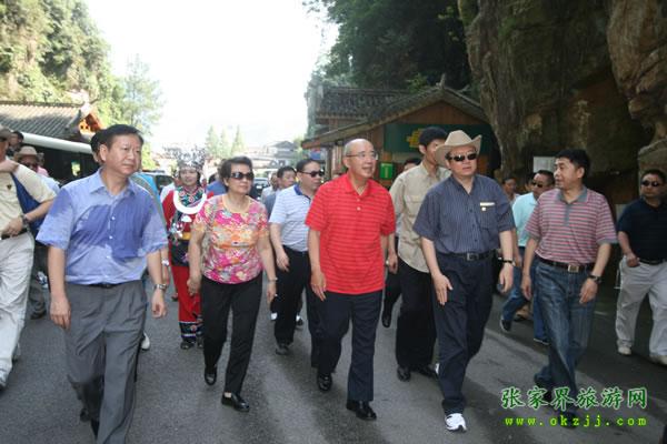 張家界市委書記胡伯?。ㄗ笠唬┡阃瑖顸h主席吳伯雄（正中）前往梯瑪神歌劇場