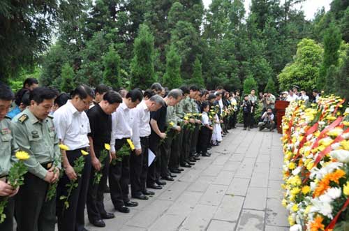 2012年5月10日下午3時(shí)，在湖南省張家界市天子山賀龍公園隆重舉行了